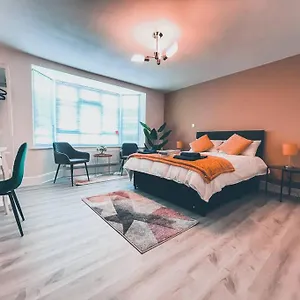 https://lovely-3-bedroom-apartment-with-parking-and-garden.bournemouth-hotels.org