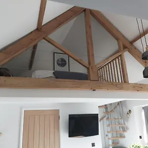https://sweet-meadow-lodge.cardiffhotelswales.com