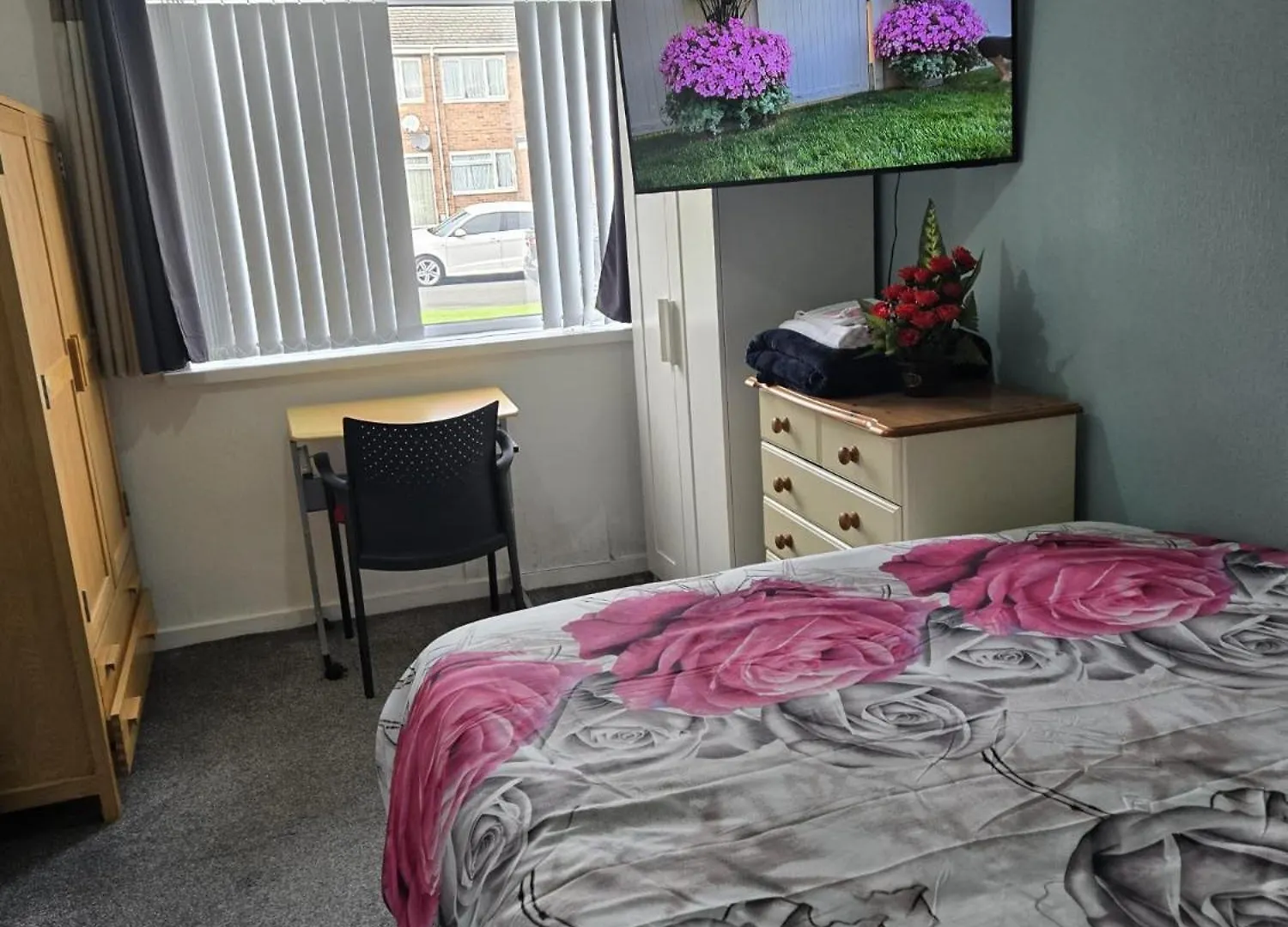 A Cosy Room With King Sized Bed Birmingham 0*,